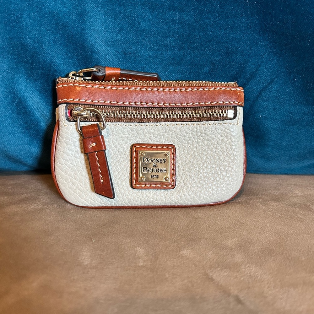 🦆Like New Dooney & Bourke Pebble Grain Small Coin Case in Bone